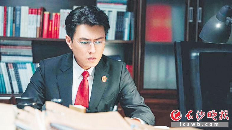 法治题材电视剧《底线》开播,靳东向长沙法官学“塑普”和“法语”休闲区蓝鸢梦想 - Www.slyday.coM 法治题材电视剧《底线》开播,靳东向长沙法官学“塑普”和“法语”休闲区蓝鸢梦想 - Www.slyday.coM