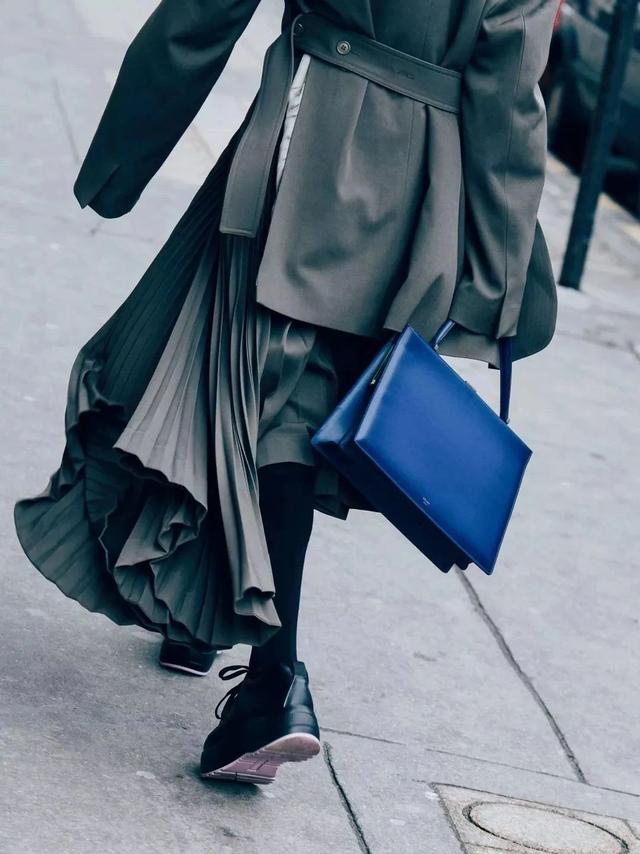 我们迷恋Lemaire、The Row、old CELINE,迷恋的是一种叫做“日常高级感”的风格休闲区蓝鸢梦想 - Www.slyday.coM 我们迷恋Lemaire、The Row、old CELINE,迷恋的是一种叫做“日常高级感”的风格休闲区蓝鸢梦想 - Www.slyday.coM