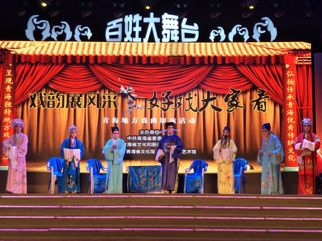 西滩乡边麻掌村眉户戏业余剧团在表演新剧目。受访者供图