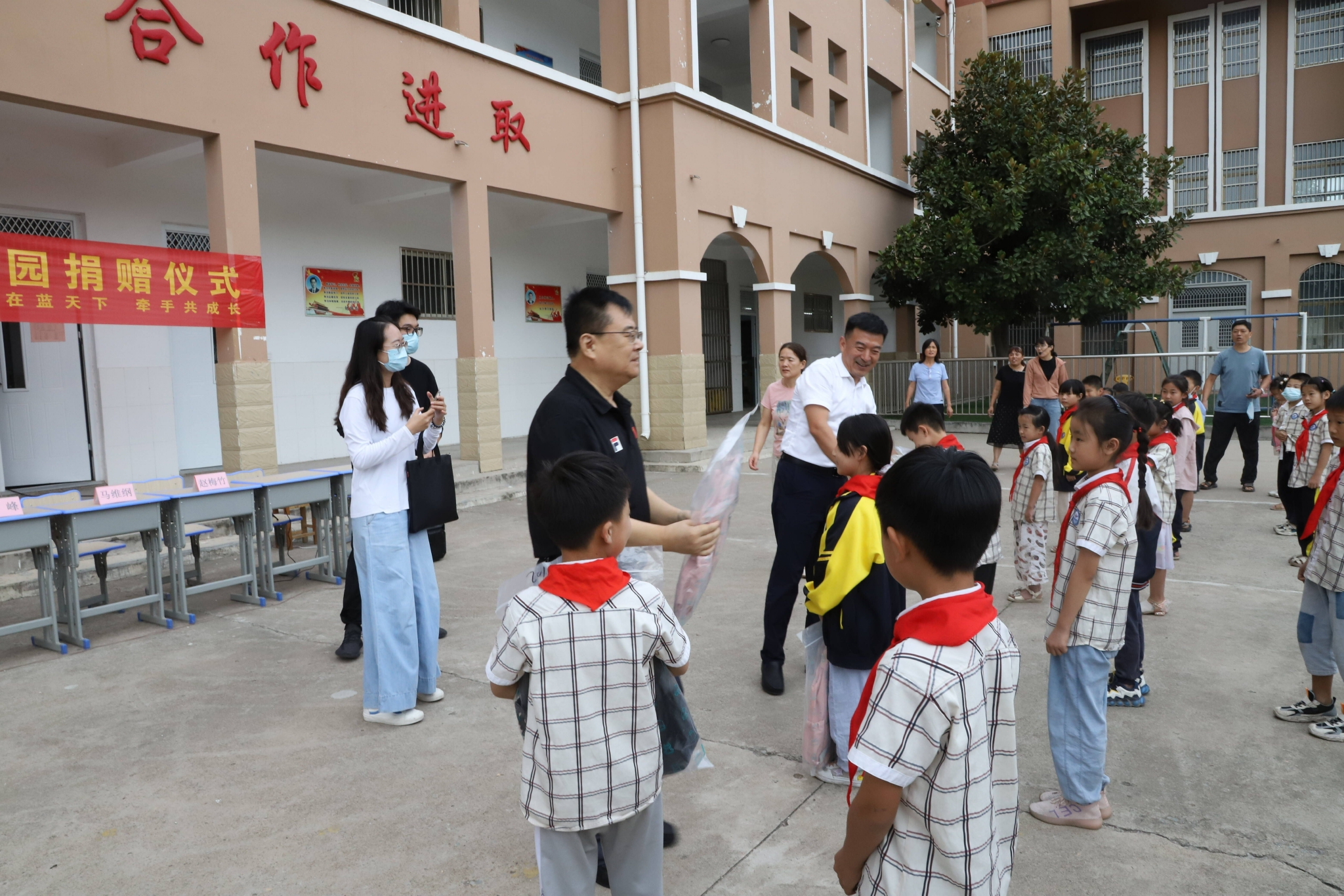 爱心助学!枣庄市慈善总会举行爱心暖校园捐赠仪式休闲区蓝鸢梦想 - Www.slyday.coM 爱心助学!枣庄市慈善总会举行爱心暖校园捐赠仪式休闲区蓝鸢梦想 - Www.slyday.coM