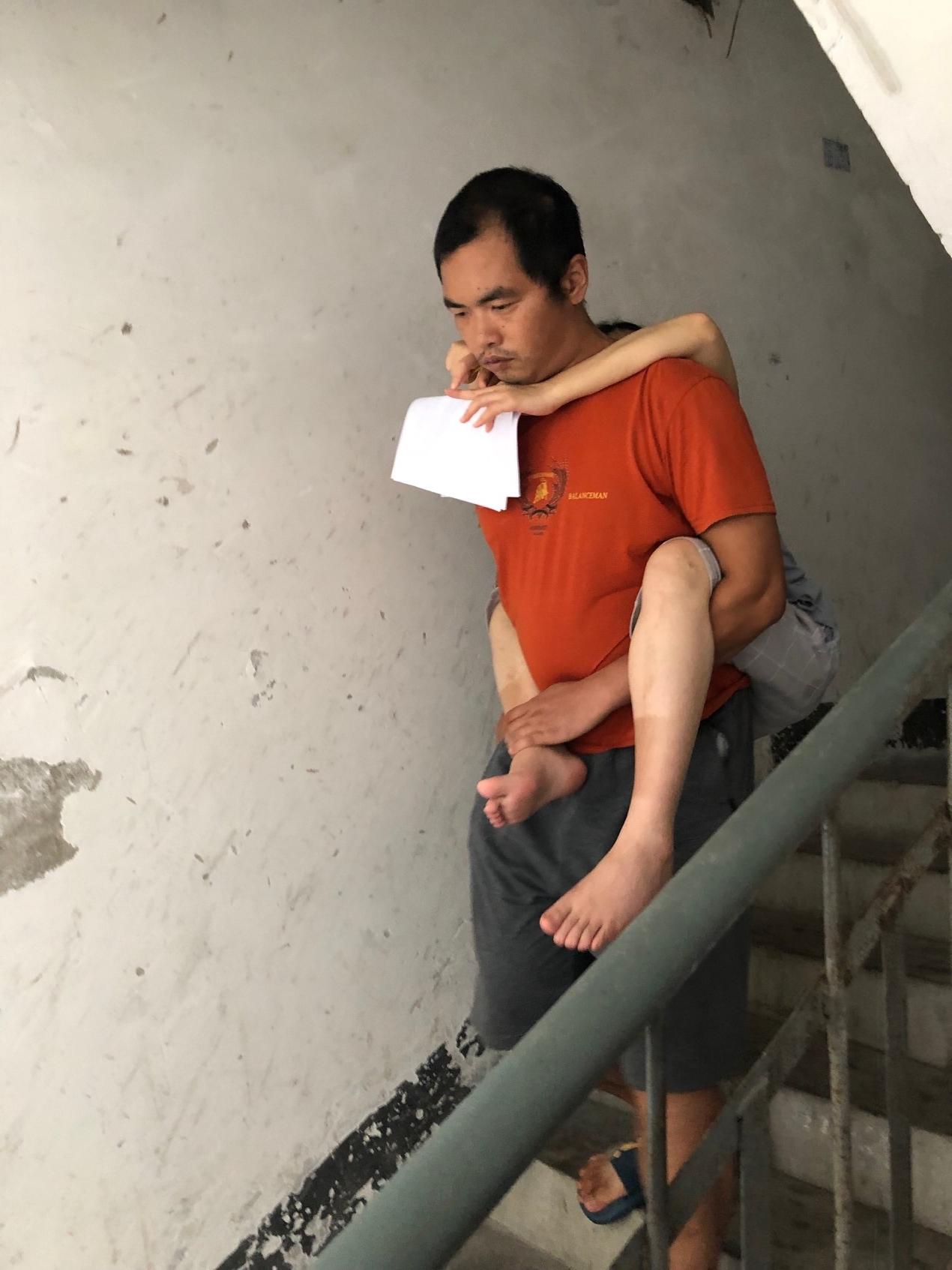 目前,赖敏和丈夫居住在柳州的楼梯房内。她无法行走,下楼要靠丈夫背。