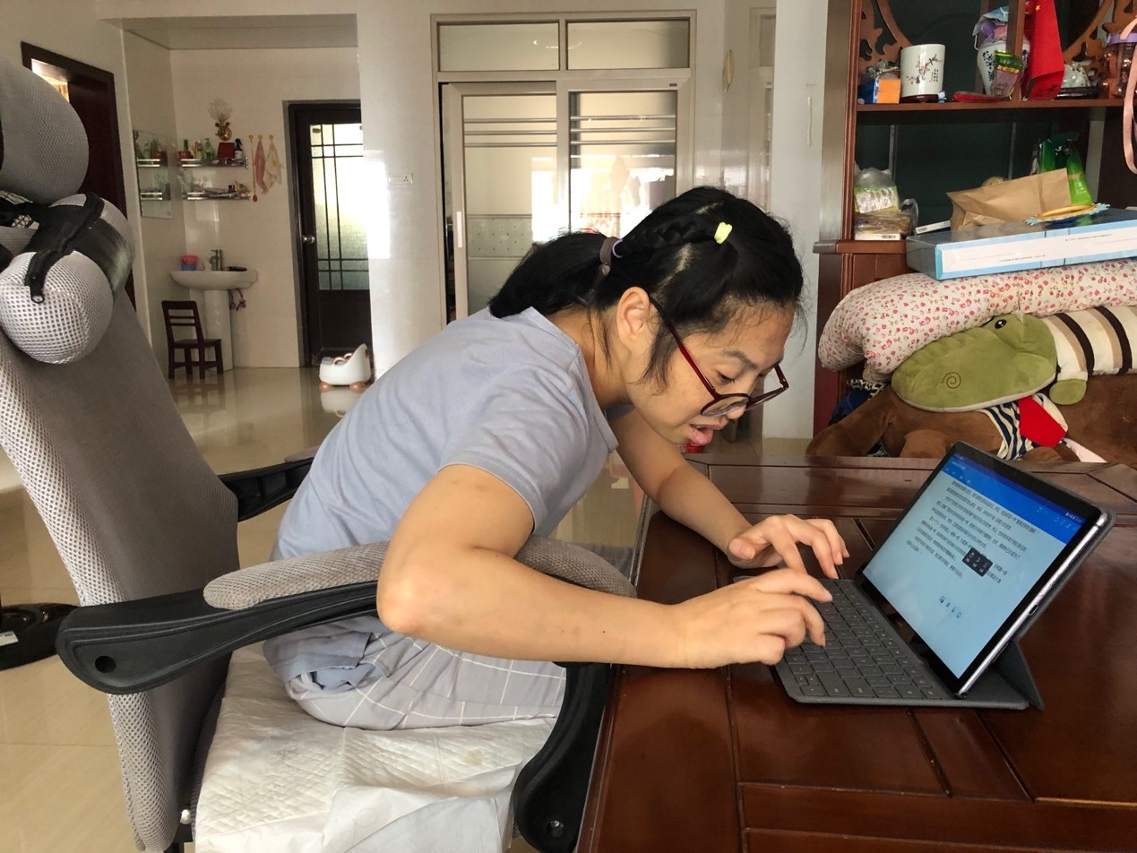 赖敏打字很慢,一天只能写一两百字。