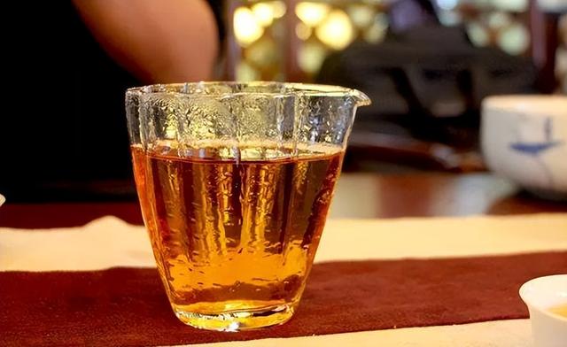 茶水放久了,表面会有一层“油膜”?有人说是农药残留,是真的吗休闲区蓝鸢梦想 - Www.slyday.coM 茶水放久了,表面会有一层“油膜”?有人说是农药残留,是真的吗休闲区蓝鸢梦想 - Www.slyday.coM