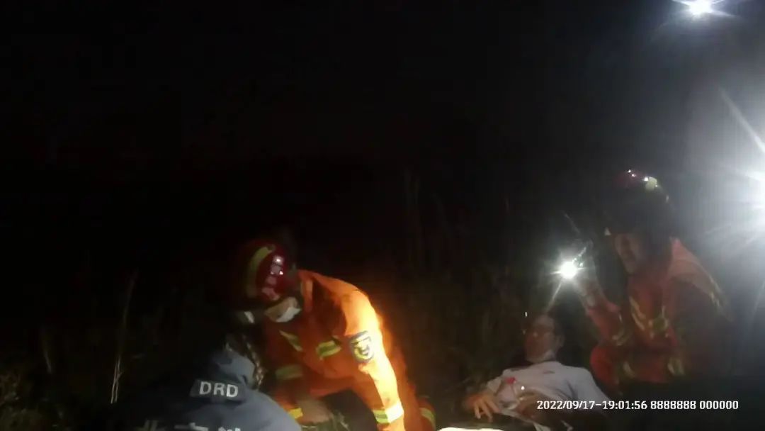 一男子爬山摔倒!昌平民警紧急救援受伤登山客休闲区蓝鸢梦想 - Www.slyday.coM 一男子爬山摔倒!昌平民警紧急救援受伤登山客休闲区蓝鸢梦想 - Www.slyday.coM