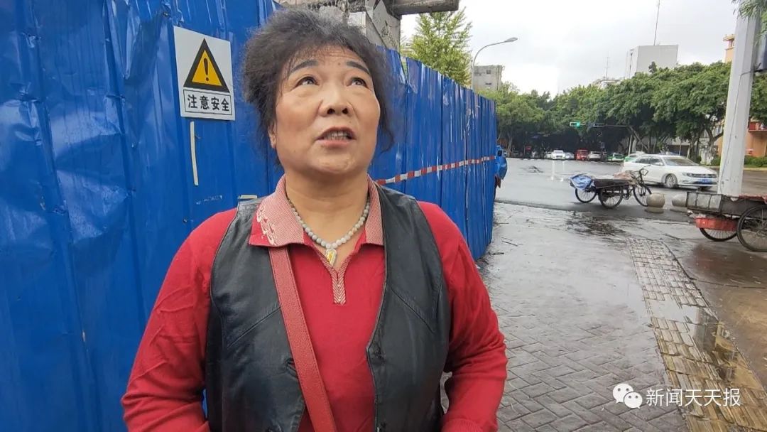 乐山这里的行道树歪着长,市民很担心休闲区蓝鸢梦想 - Www.slyday.coM 乐山这里的行道树歪着长,市民很担心休闲区蓝鸢梦想 - Www.slyday.coM