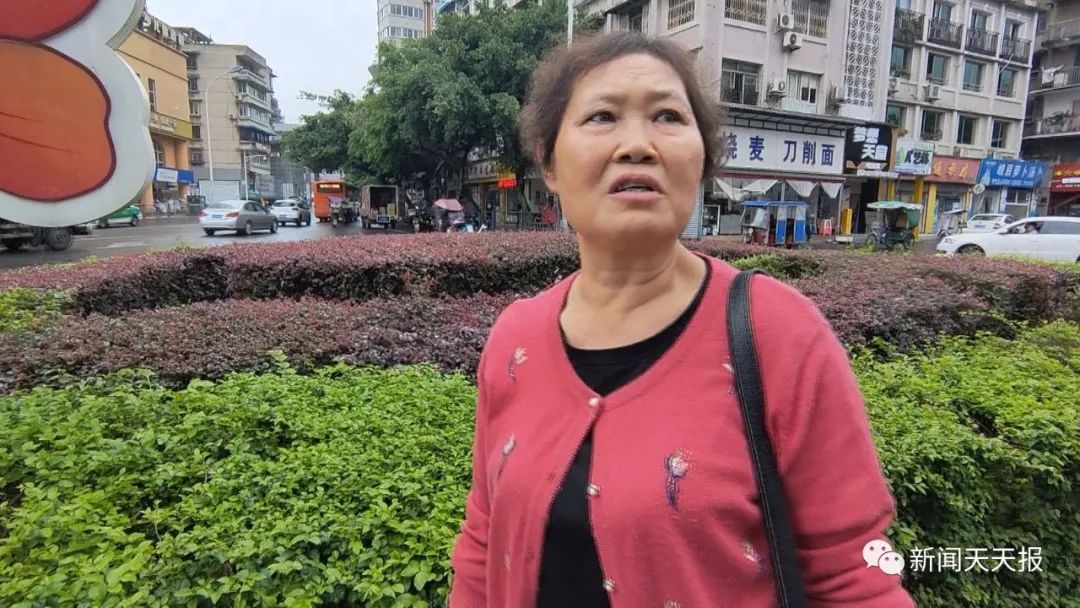 乐山这里的行道树歪着长,市民很担心休闲区蓝鸢梦想 - Www.slyday.coM 乐山这里的行道树歪着长,市民很担心休闲区蓝鸢梦想 - Www.slyday.coM