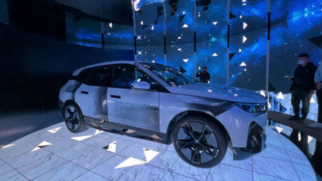 实拍会变色的宝马iX！变色范围可以在“黑、白、灰”自由切换……