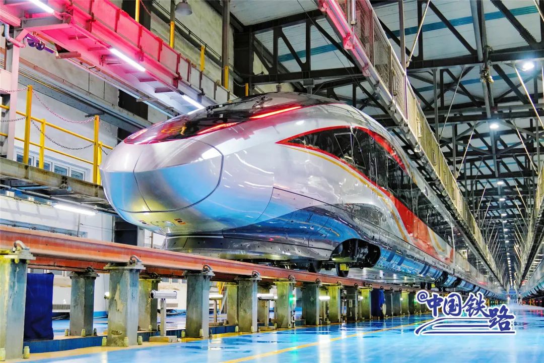 长编组复兴号智能动车组来了:商务座支持手机无线充电、手机投屏休闲区蓝鸢梦想 - Www.slyday.coM 长编组复兴号智能动车组来了:商务座支持手机无线充电、手机投屏休闲区蓝鸢梦想 - Www.slyday.coM