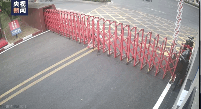 小男孩本想悄悄“投喂”消防员,头却被卡住了休闲区蓝鸢梦想 - Www.slyday.coM 小男孩本想悄悄“投喂”消防员,头却被卡住了休闲区蓝鸢梦想 - Www.slyday.coM