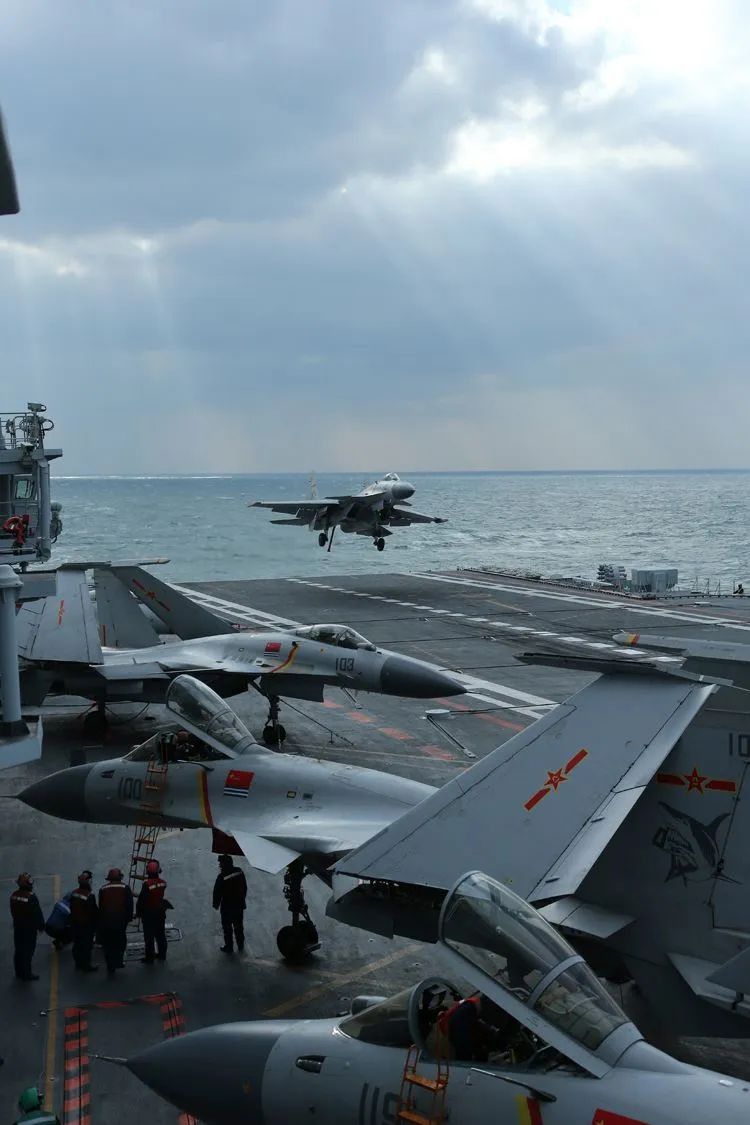 ▲2016年12月23日，歼-15舰载战斗机完成空中训练任务在辽宁舰降落。莫小亮 摄
