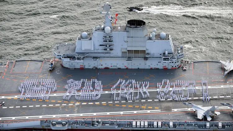 ▲2017年7月7日，辽宁舰航母编队驶抵香港，舰员列队呈现“香港你好”阵型。资料照片