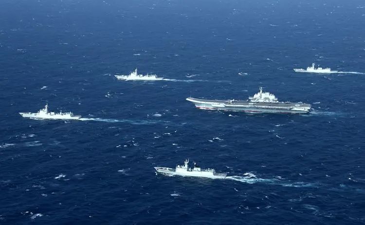 ▲2016年12月26日,中国海军航母编队在远海大洋乘劈波斩浪。莫小亮 摄