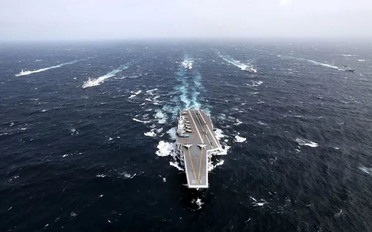 ▲2016年12月26日，中国海军航母编队在远海大洋乘风破浪。张凯 摄