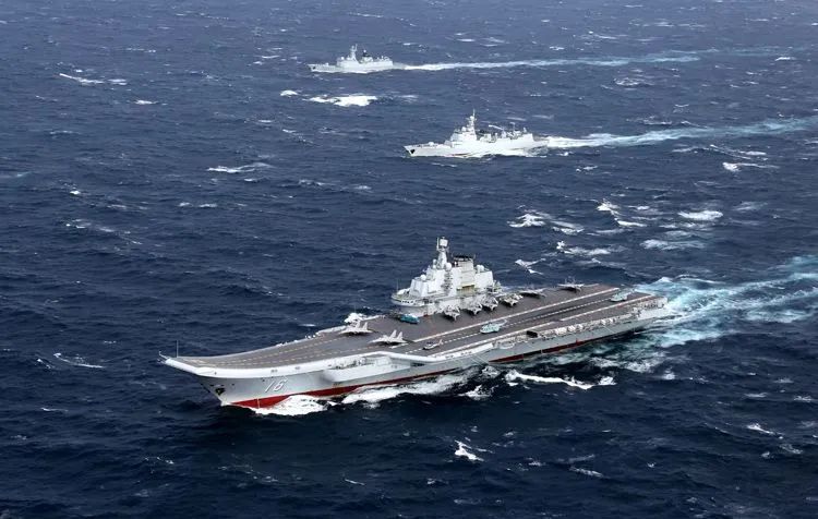 ▲2016年12月26日,中国海军航母编队在远海大洋乘风破浪。莫小亮 摄
