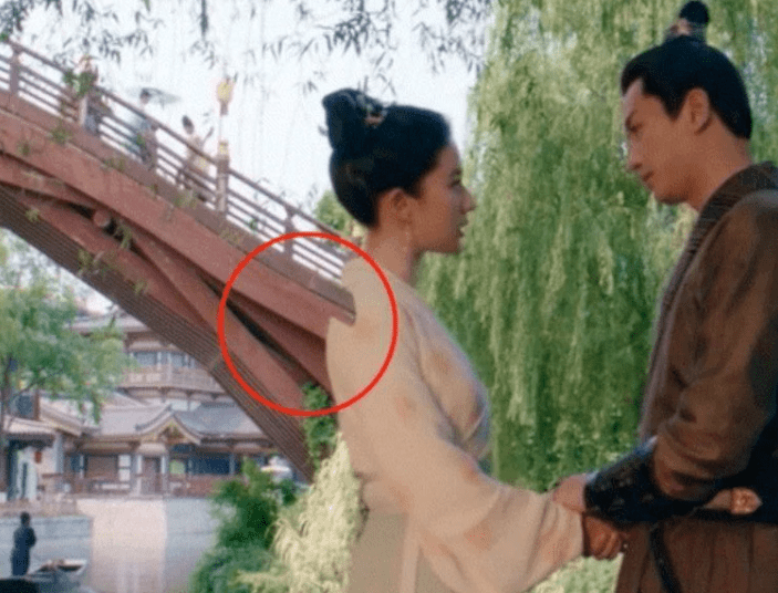 杨幂悬浮、张翰脑袋缺一角,影视剧10大“抠图”事故,给我看笑了休闲区蓝鸢梦想 - Www.slyday.coM 杨幂悬浮、张翰脑袋缺一角,影视剧10大“抠图”事故,给我看笑了休闲区蓝鸢梦想 - Www.slyday.coM