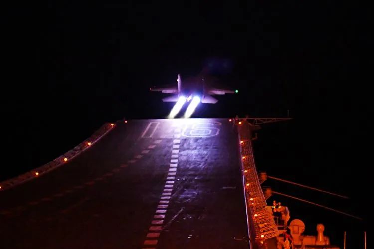 ▲海军歼-15舰载战斗机在辽宁舰进行夜间起飞训练。任文涛 摄