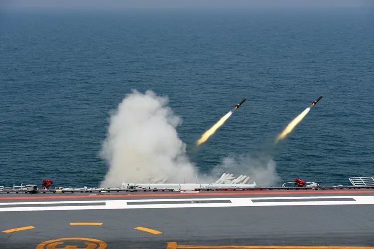 ▲2019年5月25日,辽宁舰进行实弹射击。白杨 摄