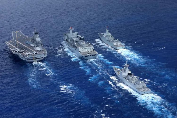 ▲2021年4月15日,辽宁舰航母编队进行海上补给。胡善敏 摄