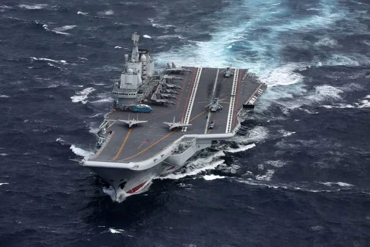 ▲2016年12月26日,辽宁舰航母编队首次出宫古海峡。张凯 摄