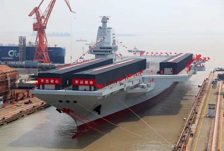 ▲2022年6月17日上午,中国第三艘航空母舰下水命名仪式在中国船舶集团有限公司江南造船厂举行。这是福建舰离开船坞。李唐 摄