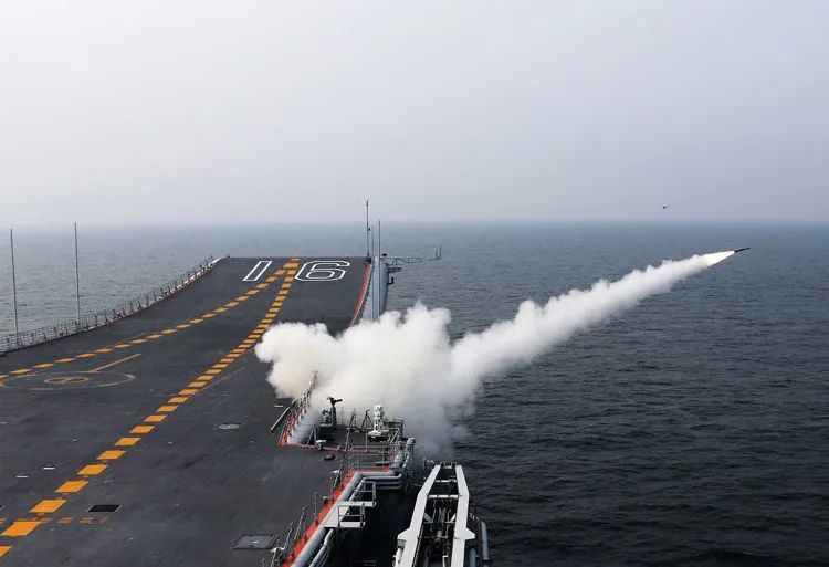 ▲2015年7月19日,辽宁舰发射防空导弹。张凯 摄
