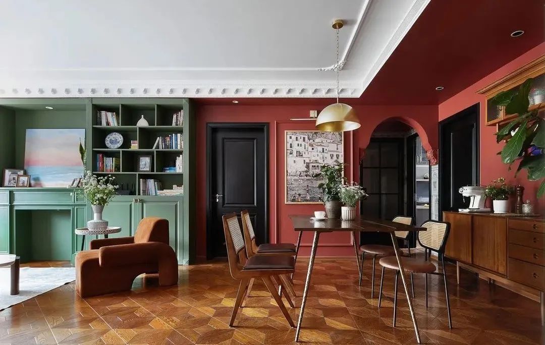 大胆红配绿竟也很时髦?北京150㎡法式中国风,装出了油画般的高级感休闲区蓝鸢梦想 - Www.slyday.coM 大胆红配绿竟也很时髦?北京150㎡法式中国风,装出了油画般的高级感休闲区蓝鸢梦想 - Www.slyday.coM