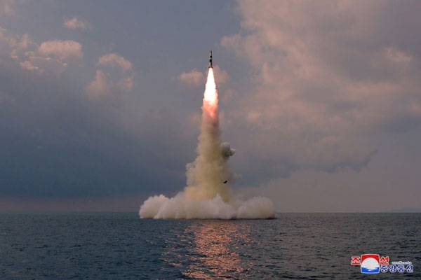 朝鲜2021年试射新型潜射弹道导弹 图自朝中社