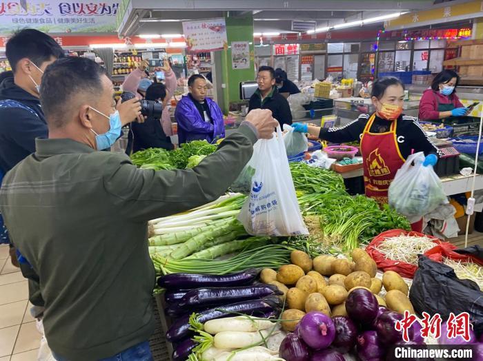 资料图:推广使用可降解塑料袋。 符宇群 摄