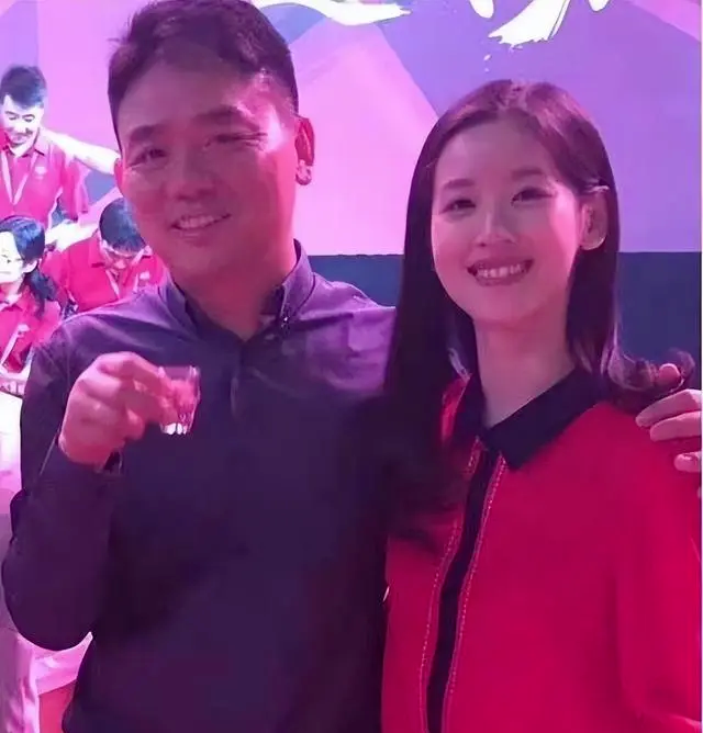 章泽天怀二胎和刘强东逛超市,肚子凸起明显,夫妻同框恩爱如初休闲区蓝鸢梦想 - Www.slyday.coM 章泽天怀二胎和刘强东逛超市,肚子凸起明显,夫妻同框恩爱如初休闲区蓝鸢梦想 - Www.slyday.coM