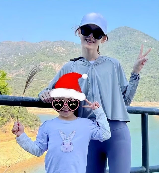 章泽天怀二胎和刘强东逛超市,肚子凸起明显,夫妻同框恩爱如初休闲区蓝鸢梦想 - Www.slyday.coM 章泽天怀二胎和刘强东逛超市,肚子凸起明显,夫妻同框恩爱如初休闲区蓝鸢梦想 - Www.slyday.coM