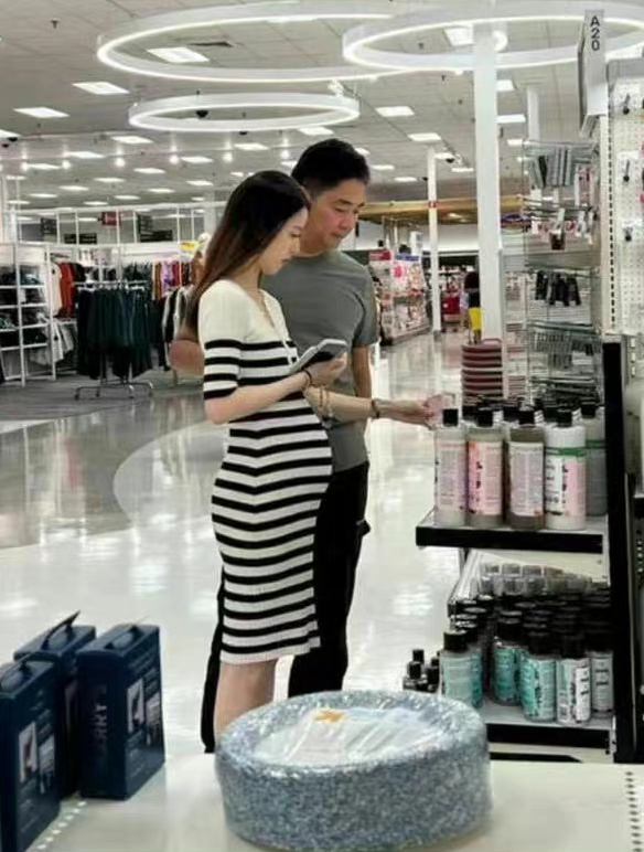 章泽天怀二胎和刘强东逛超市,肚子凸起明显,夫妻同框恩爱如初休闲区蓝鸢梦想 - Www.slyday.coM 章泽天怀二胎和刘强东逛超市,肚子凸起明显,夫妻同框恩爱如初休闲区蓝鸢梦想 - Www.slyday.coM