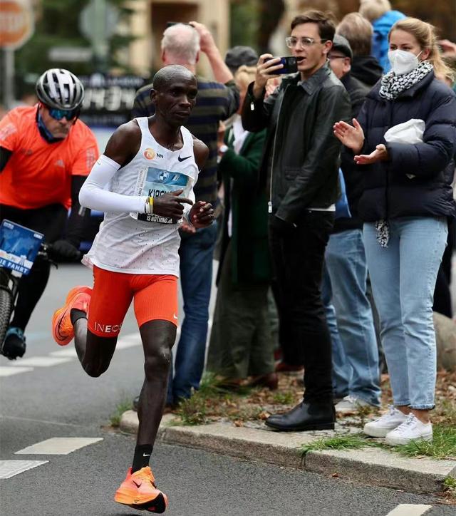 向老兵致敬,37岁基普乔格再破马拉松世界纪录,人类极限提升30秒休闲区蓝鸢梦想 - Www.slyday.coM 向老兵致敬,37岁基普乔格再破马拉松世界纪录,人类极限提升30秒休闲区蓝鸢梦想 - Www.slyday.coM