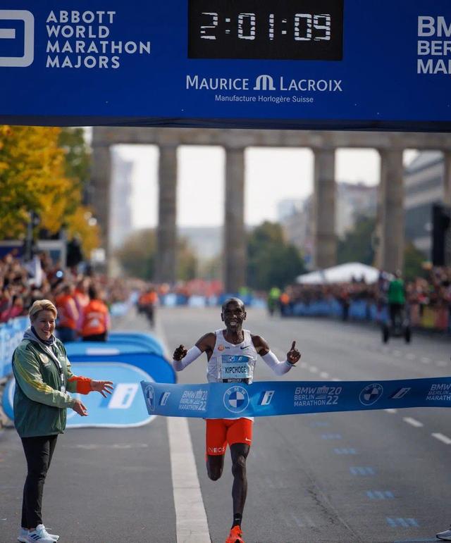 向老兵致敬,37岁基普乔格再破马拉松世界纪录,人类极限提升30秒休闲区蓝鸢梦想 - Www.slyday.coM 向老兵致敬,37岁基普乔格再破马拉松世界纪录,人类极限提升30秒休闲区蓝鸢梦想 - Www.slyday.coM