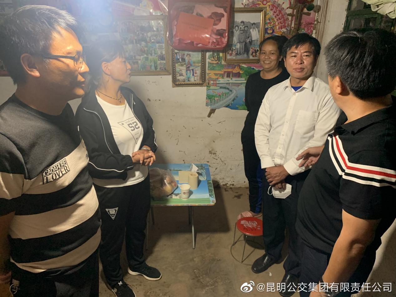 隔离期间转运驾驶员含泪送别百公里外母亲解除隔离后贴心护送回家悼念休闲区蓝鸢梦想 - Www.slyday.coM 隔离期间转运驾驶员含泪送别百公里外母亲解除隔离后贴心护送回家悼念休闲区蓝鸢梦想 - Www.slyday.coM