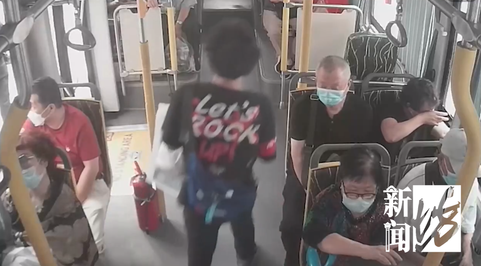 怪病?沪一女乘客公交上昏睡不醒,叫醒刚要说话又睡着了…休闲区蓝鸢梦想 - Www.slyday.coM 怪病?沪一女乘客公交上昏睡不醒,叫醒刚要说话又睡着了…休闲区蓝鸢梦想 - Www.slyday.coM