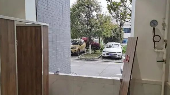 男子蹲厕所抽烟,突然爆炸了(图4)