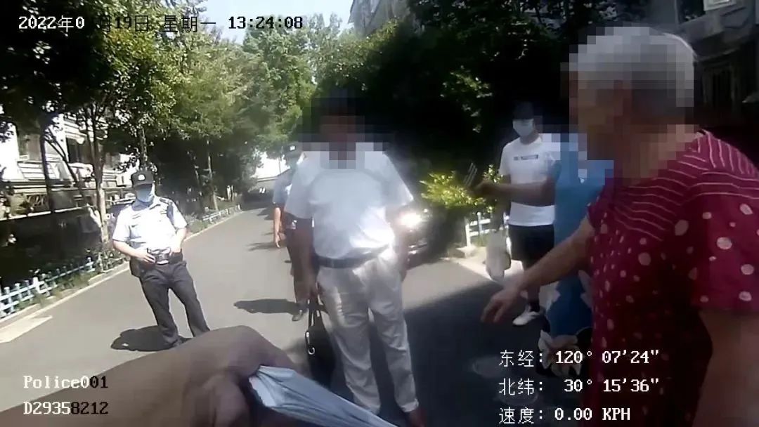 男子欲搭讪大妈,被一句话吓得拔腿就逃休闲区蓝鸢梦想 - Www.slyday.coM 男子欲搭讪大妈,被一句话吓得拔腿就逃休闲区蓝鸢梦想 - Www.slyday.coM