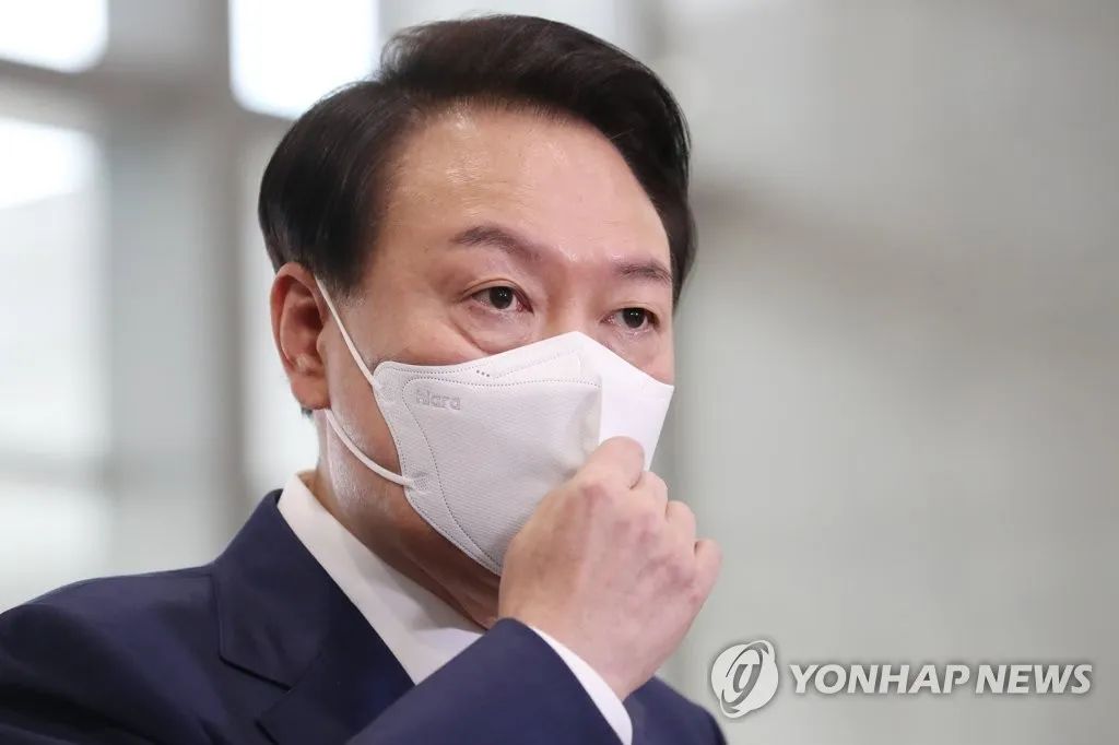 尹锡悦26日在总统府答记者问。图源:韩联社