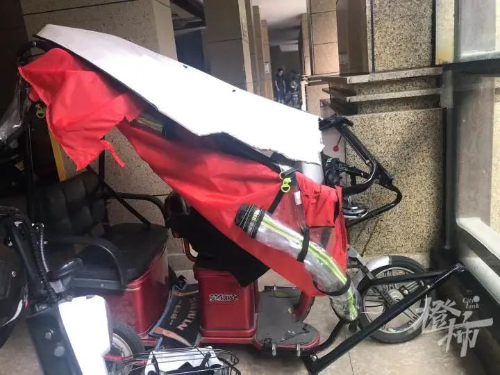 天上掉下一只哈士奇,砸伤两人紧急送医!有人说看了监控是从24楼掉下?休闲区蓝鸢梦想 - Www.slyday.coM 天上掉下一只哈士奇,砸伤两人紧急送医!有人说看了监控是从24楼掉下?休闲区蓝鸢梦想 - Www.slyday.coM