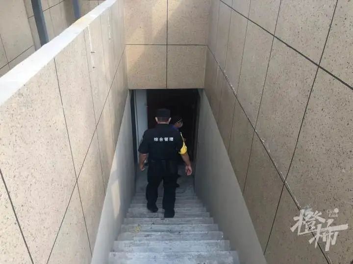 天上掉下一只哈士奇,砸伤两人紧急送医!有人说看了监控是从24楼掉下?休闲区蓝鸢梦想 - Www.slyday.coM 天上掉下一只哈士奇,砸伤两人紧急送医!有人说看了监控是从24楼掉下?休闲区蓝鸢梦想 - Www.slyday.coM