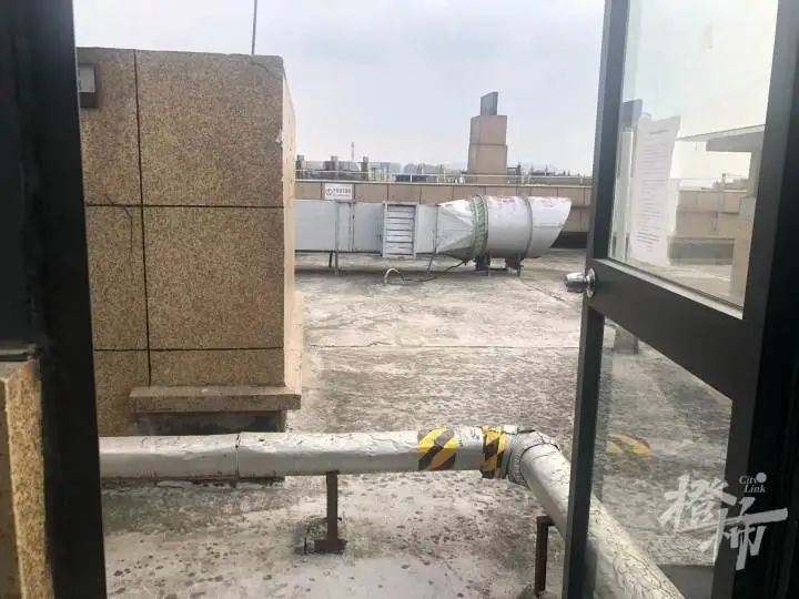 天上掉下一只哈士奇,砸伤两人紧急送医!有人说看了监控是从24楼掉下?休闲区蓝鸢梦想 - Www.slyday.coM 天上掉下一只哈士奇,砸伤两人紧急送医!有人说看了监控是从24楼掉下?休闲区蓝鸢梦想 - Www.slyday.coM