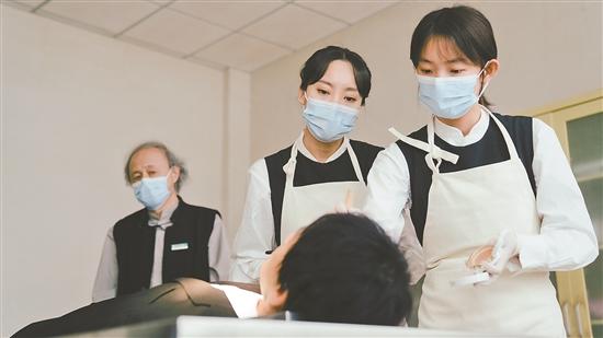 用温情治愈的方式讲述生与死,《三悦有了新工作》让95后遗容化妆师成主角休闲区蓝鸢梦想 - Www.slyday.coM 用温情治愈的方式讲述生与死,《三悦有了新工作》让95后遗容化妆师成主角休闲区蓝鸢梦想 - Www.slyday.coM