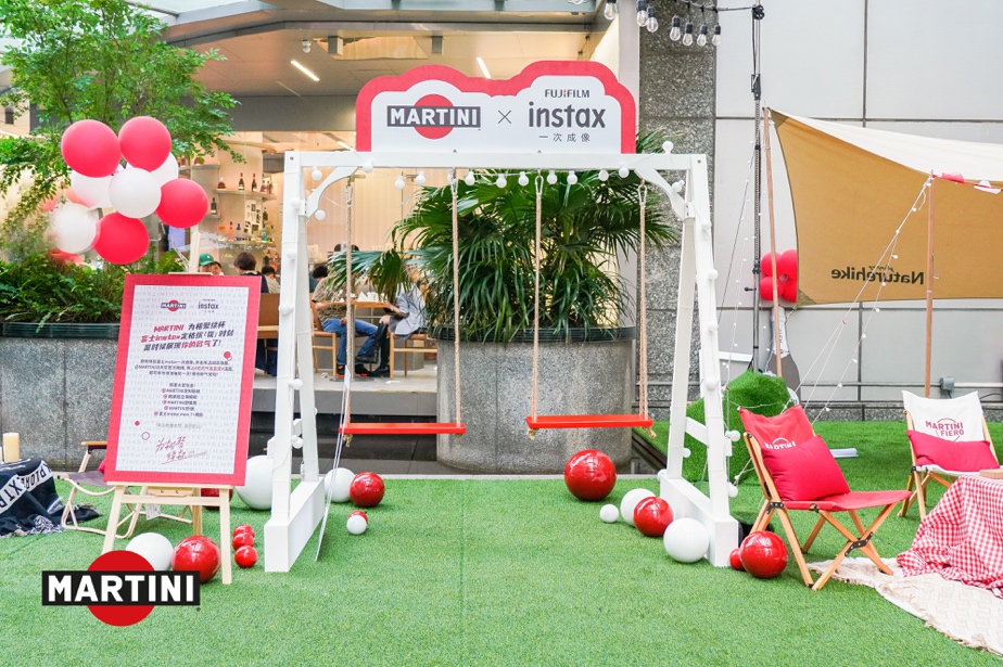 气氛至上,心动满分,和MARTINI马天尼一起相聚“「尼」的气氛露营”休闲区蓝鸢梦想 - Www.slyday.coM 气氛至上,心动满分,和MARTINI马天尼一起相聚“「尼」的气氛露营”休闲区蓝鸢梦想 - Www.slyday.coM