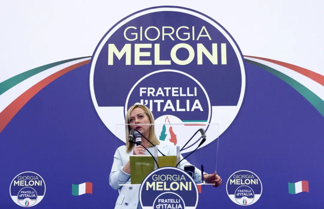 当地时间2022年9月26日，意大利罗马，意大利兄弟党领导人梅洛尼在总部参加选举之夜活动，并发表讲话。图源：澎湃新闻