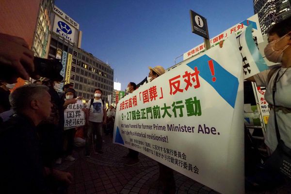 9月26日，日本民众在东京街头抗议为安倍晋三举行国葬。（法新社）