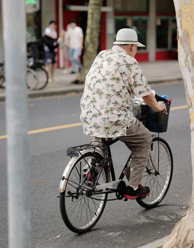 真正有品位的男人,穿西裤不会配皮鞋!你看上海爷爷就知道了休闲区蓝鸢梦想 - Www.slyday.coM 真正有品位的男人,穿西裤不会配皮鞋!你看上海爷爷就知道了休闲区蓝鸢梦想 - Www.slyday.coM
