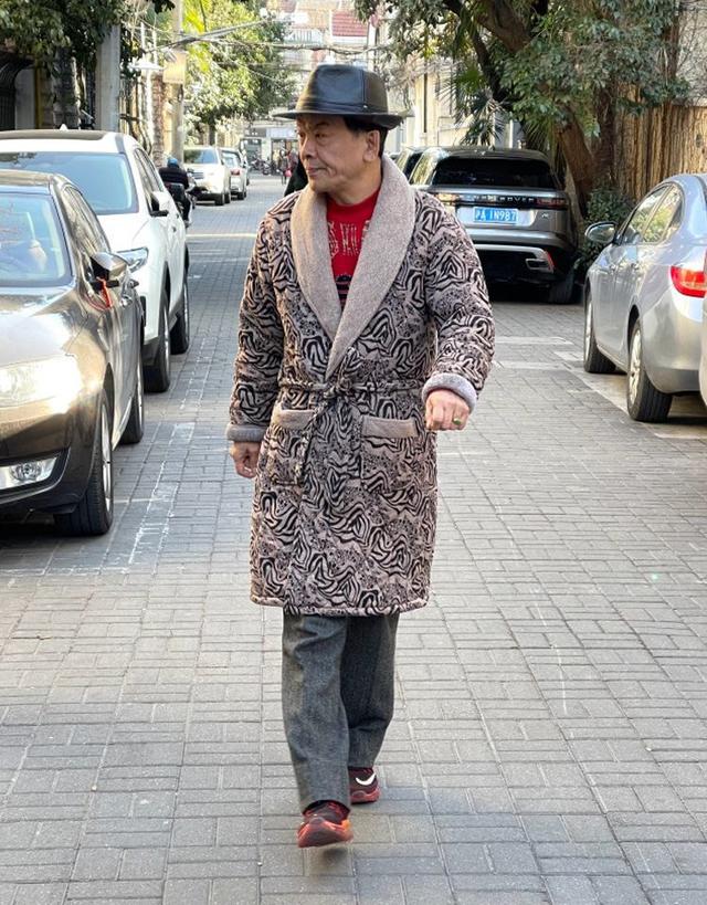 真正有品位的男人,穿西裤不会配皮鞋!你看上海爷爷就知道了休闲区蓝鸢梦想 - Www.slyday.coM 真正有品位的男人,穿西裤不会配皮鞋!你看上海爷爷就知道了休闲区蓝鸢梦想 - Www.slyday.coM