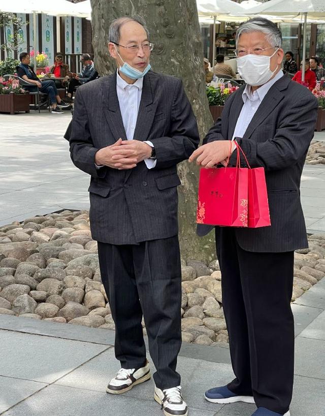 真正有品位的男人,穿西裤不会配皮鞋!你看上海爷爷就知道了休闲区蓝鸢梦想 - Www.slyday.coM 真正有品位的男人,穿西裤不会配皮鞋!你看上海爷爷就知道了休闲区蓝鸢梦想 - Www.slyday.coM