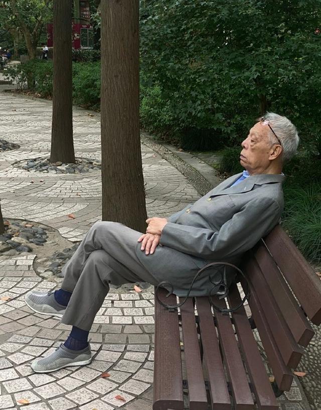 真正有品位的男人,穿西裤不会配皮鞋!你看上海爷爷就知道了休闲区蓝鸢梦想 - Www.slyday.coM 真正有品位的男人,穿西裤不会配皮鞋!你看上海爷爷就知道了休闲区蓝鸢梦想 - Www.slyday.coM