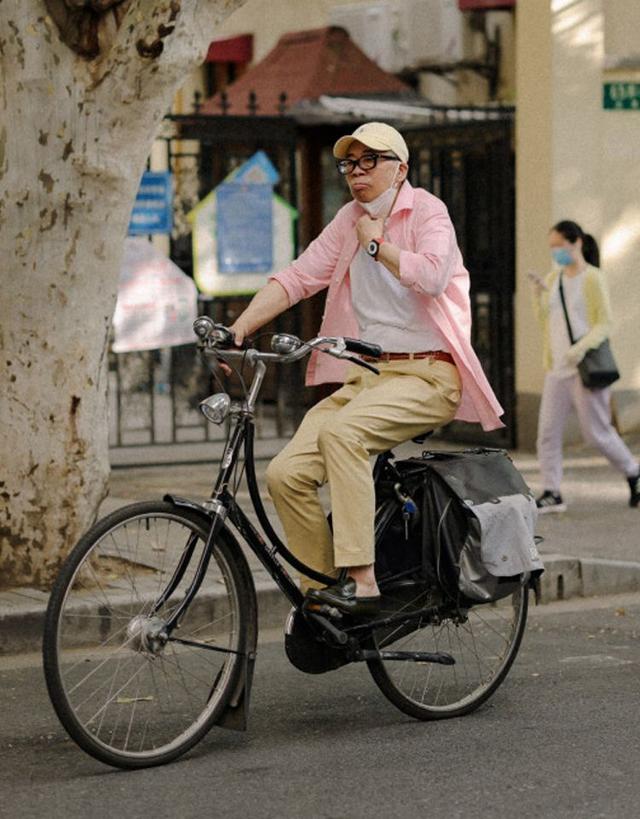 真正有品位的男人,穿西裤不会配皮鞋!你看上海爷爷就知道了休闲区蓝鸢梦想 - Www.slyday.coM 真正有品位的男人,穿西裤不会配皮鞋!你看上海爷爷就知道了休闲区蓝鸢梦想 - Www.slyday.coM